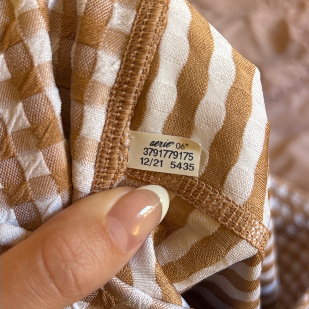 aerie Gingham High-Rise Bike Shorts - Beige & White - Picture 4 of 4